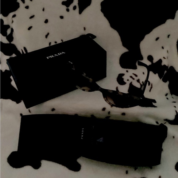 ๐บ๐Prada Sunglasses๐๐ - Picture 4 of 7